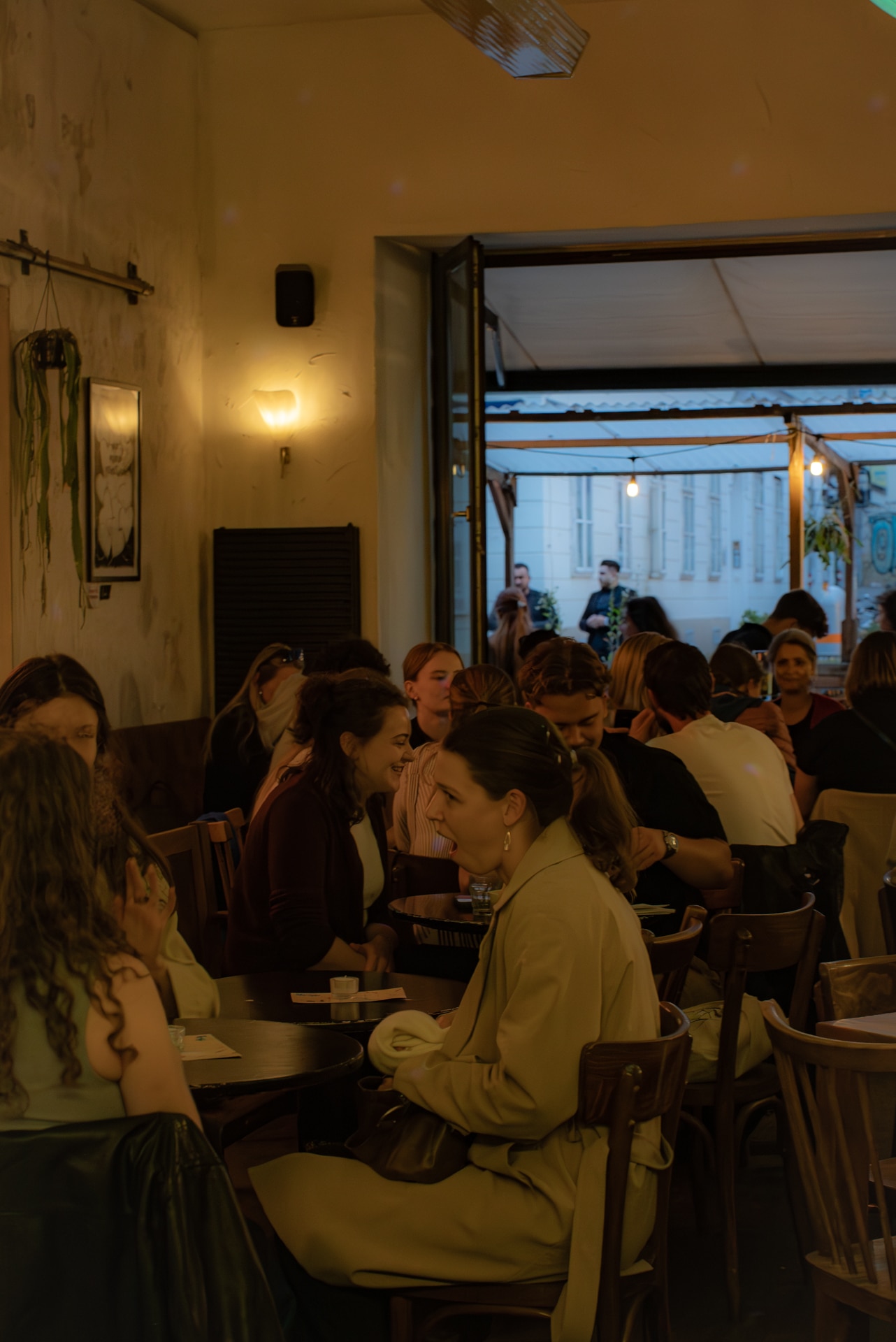 Freitag ist Vibes-Tag: DJ-Abende & Sommernächte auf der WIRR-Terrasse